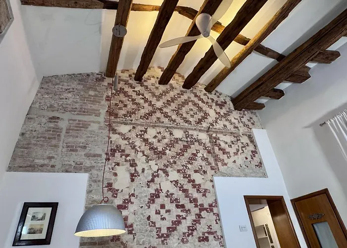 Mozart -300m From Rialto's Bridge Apartman *